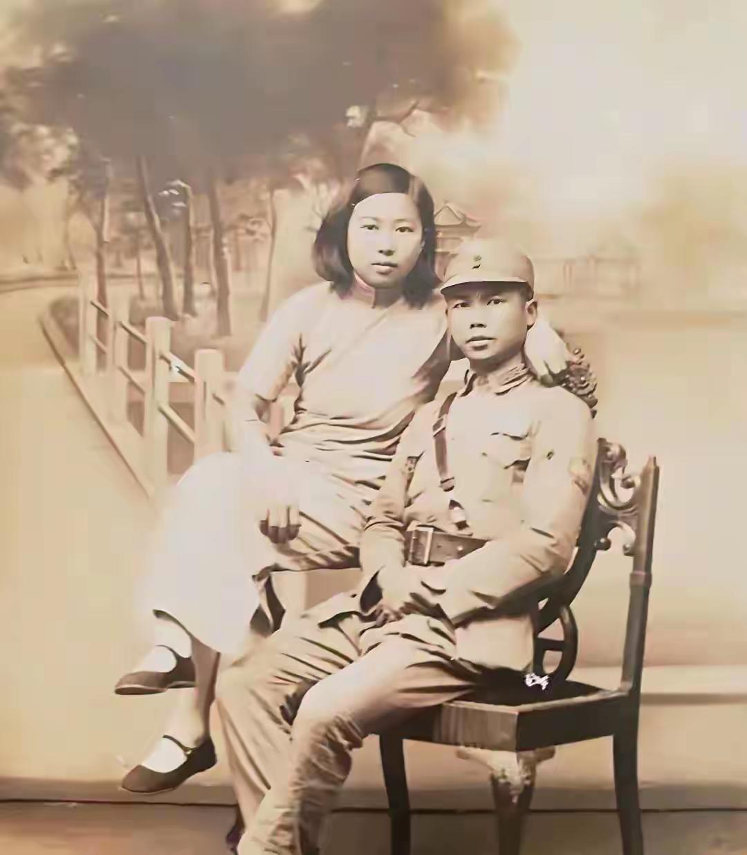 这张照片拍摄于南京保卫战前夕，抗日英烈韩宪元与妻子符梅英珍贵合影，拍完这张照片不