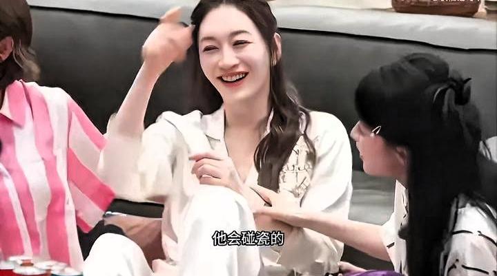 李小冉自己说：50了，进不了密室

孙怡凑过来，字幕打着“她会碰瓷的”。

李小