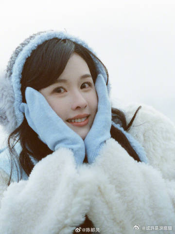 陈都灵打卡什刹海陈都灵穿上毛绒大衣，打卡什刹海！她在雪地里嬉戏，身影如雪中精灵，
