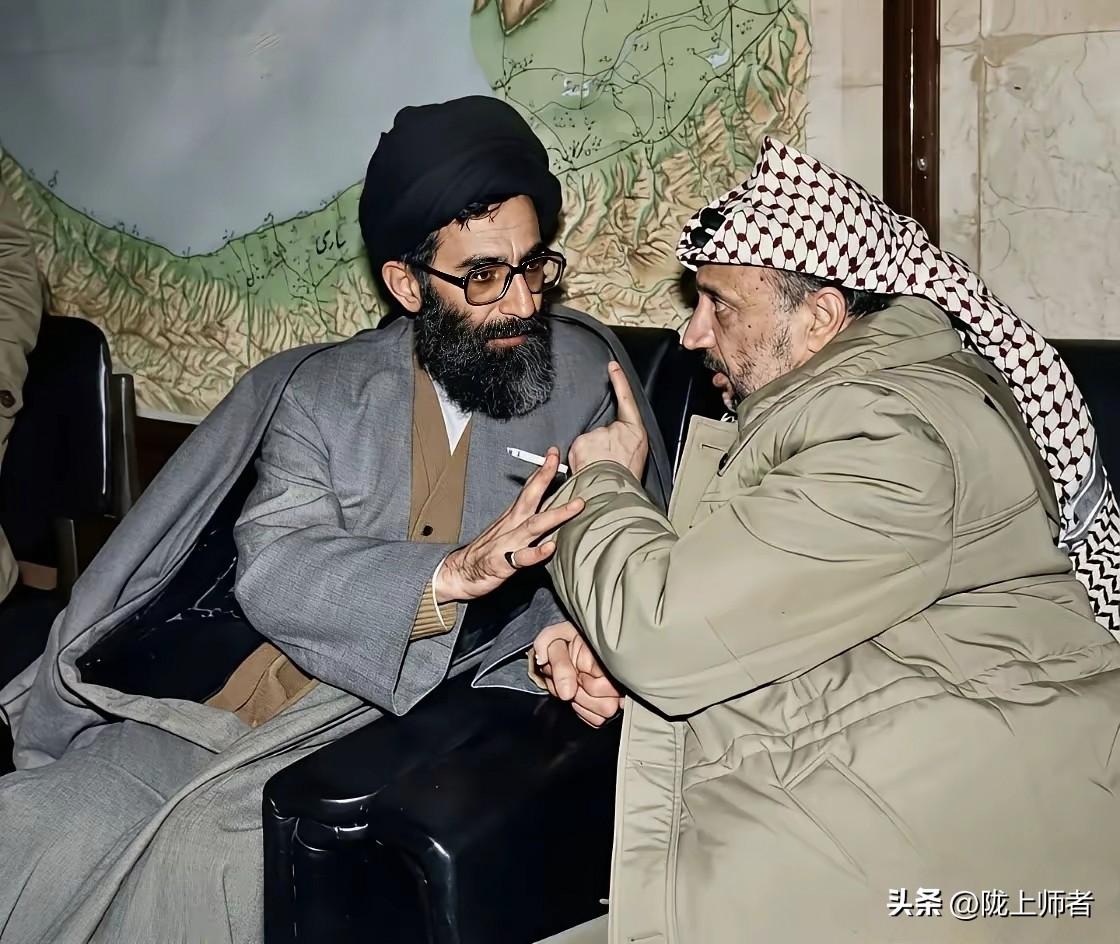 没想到宗教精神领袖哈梅内伊也是一位老烟民。以前一直以为虔诚的伊斯兰教徒都不能抽烟