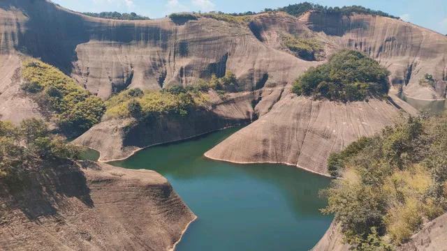 湖南郴州
湖南入广南大门，
早是女排训练地。
曾夺奥运五连冠，
从此女排世界名。