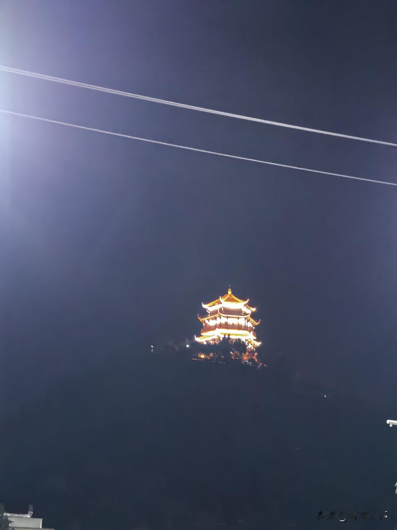 什么是奢侈品？

以前的奢侈品，是钻石恒久远，一颗永流传。然而当中国的一个小县城