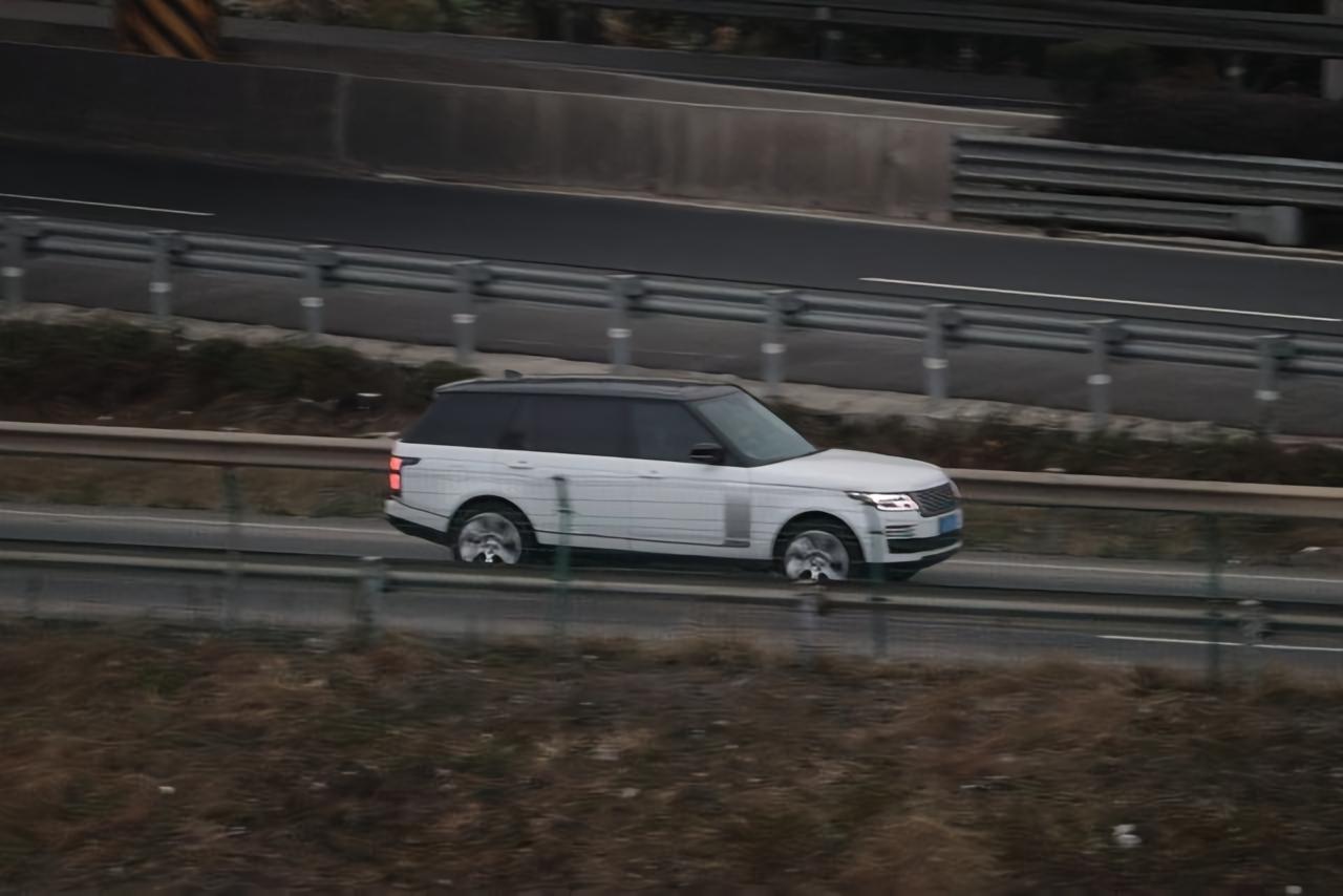 高速服务区惊现路虎逃单大戏！3月28日早上7点，杭瑞高速涌泉服务区北站，一戴黑口