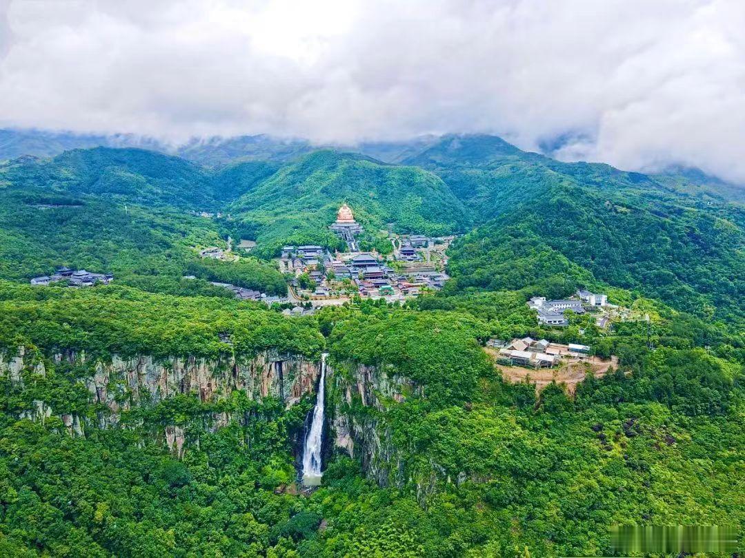 满屏皆春！#奉化这些春日踏青地# 等你“翻牌”~[送花花] 清明，雨润春山草木新
