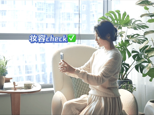 #殷桃为了发朋友圈做了太多努力#  殷桃在《凡人歌》里扮演的沈琳为了拍照发朋友圈