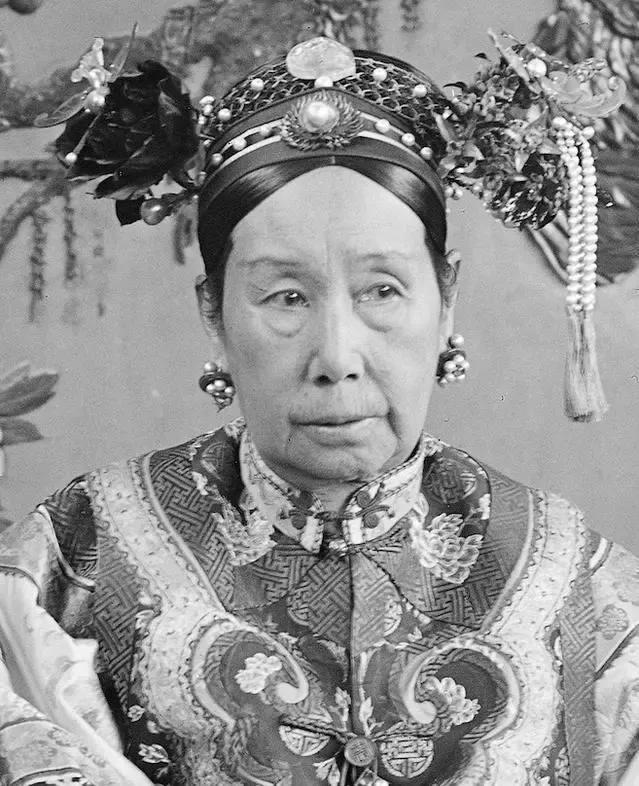 大臣问老太婆：大鹅和老美你最恨哪一个？老太婆说：大鹅只要土地，大清国的土地多的是