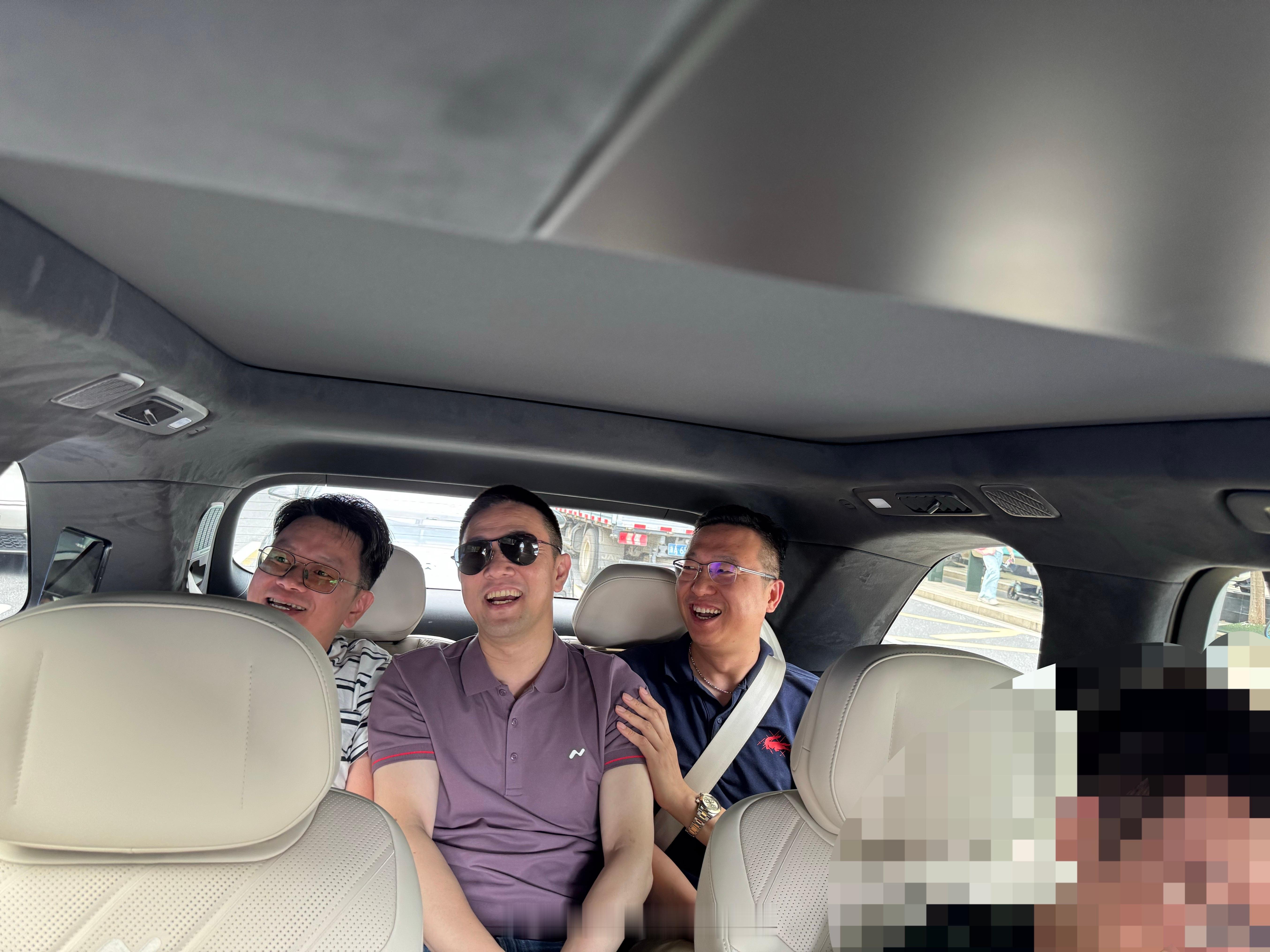 今天下午在停车场，斌哥和我，还有羽毛哥同时“挤”到了乐道L90的第三排，那现场最