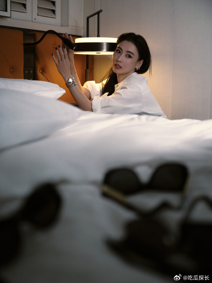 张柏芝有好多墨镜 张柏芝出门带一堆墨镜慢慢挑的样子也太真实了吧，感觉每个女生出门