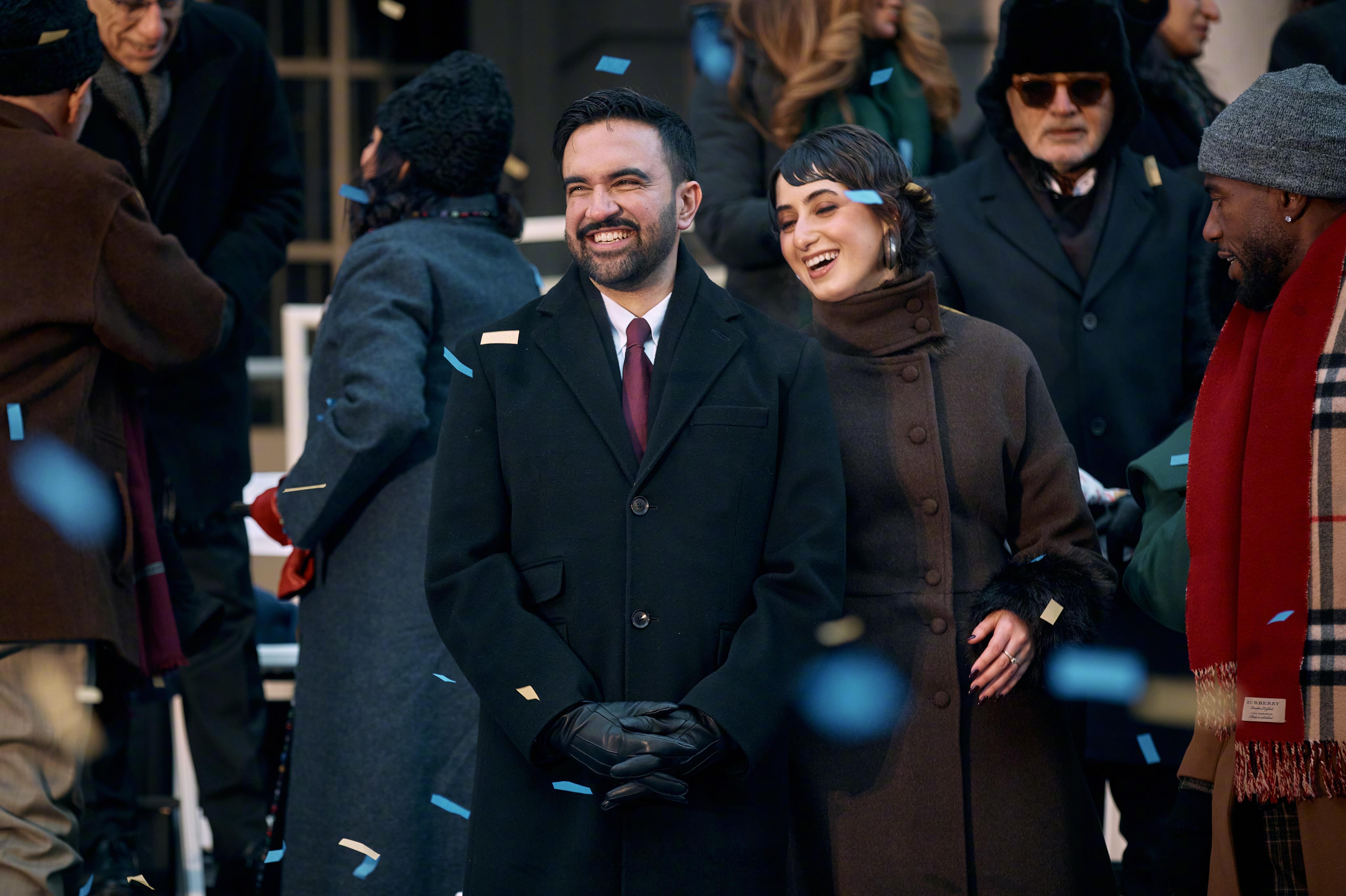 【马姆达尼宣誓就任纽约新任市长】当地时间1月1日，美国民主党人祖赫兰·马姆达尼宣