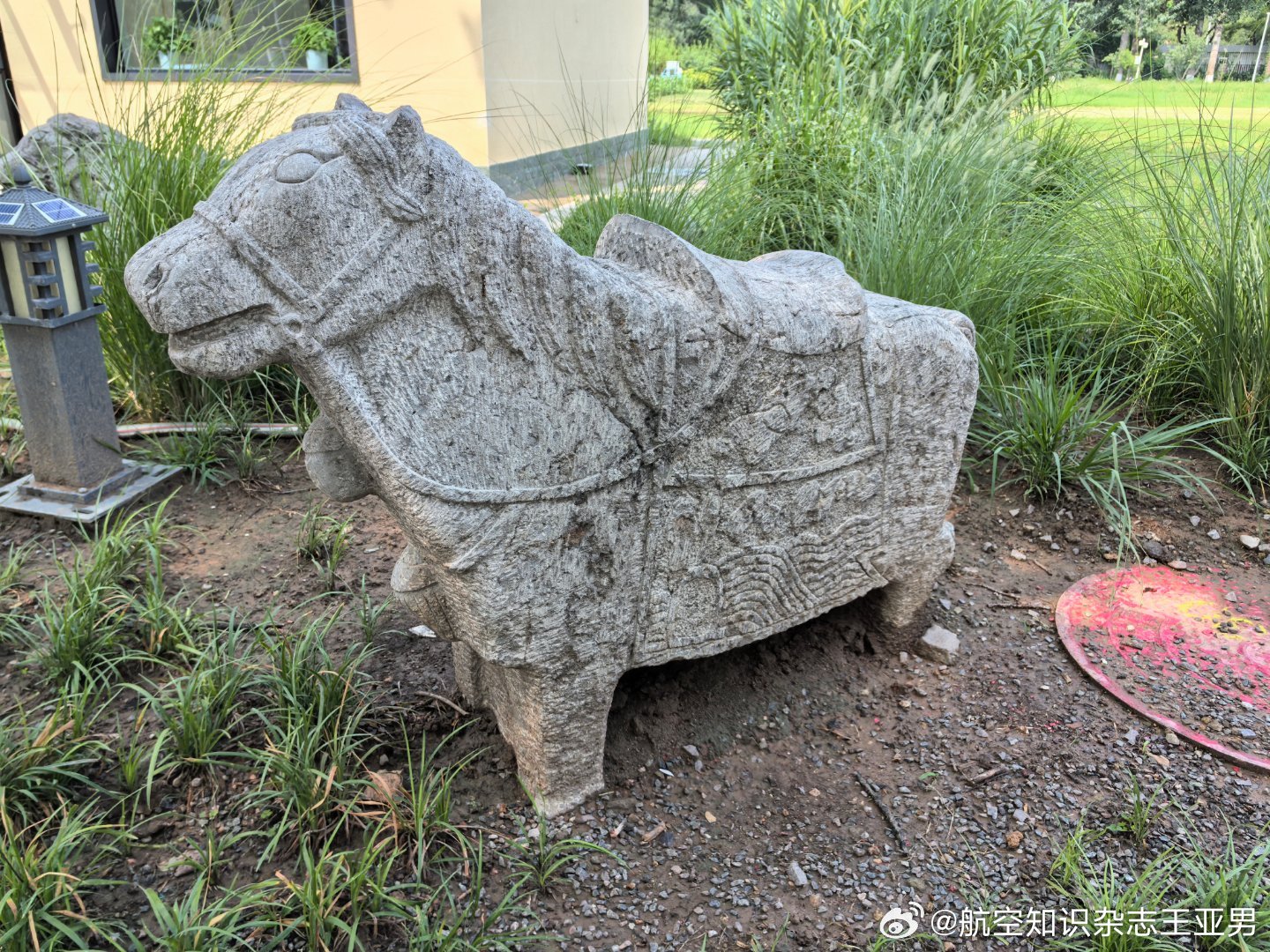 农展馆偶遇石马一对，鞍鞯齐全，个头不大，品级不高但做工挺细。 ​​​