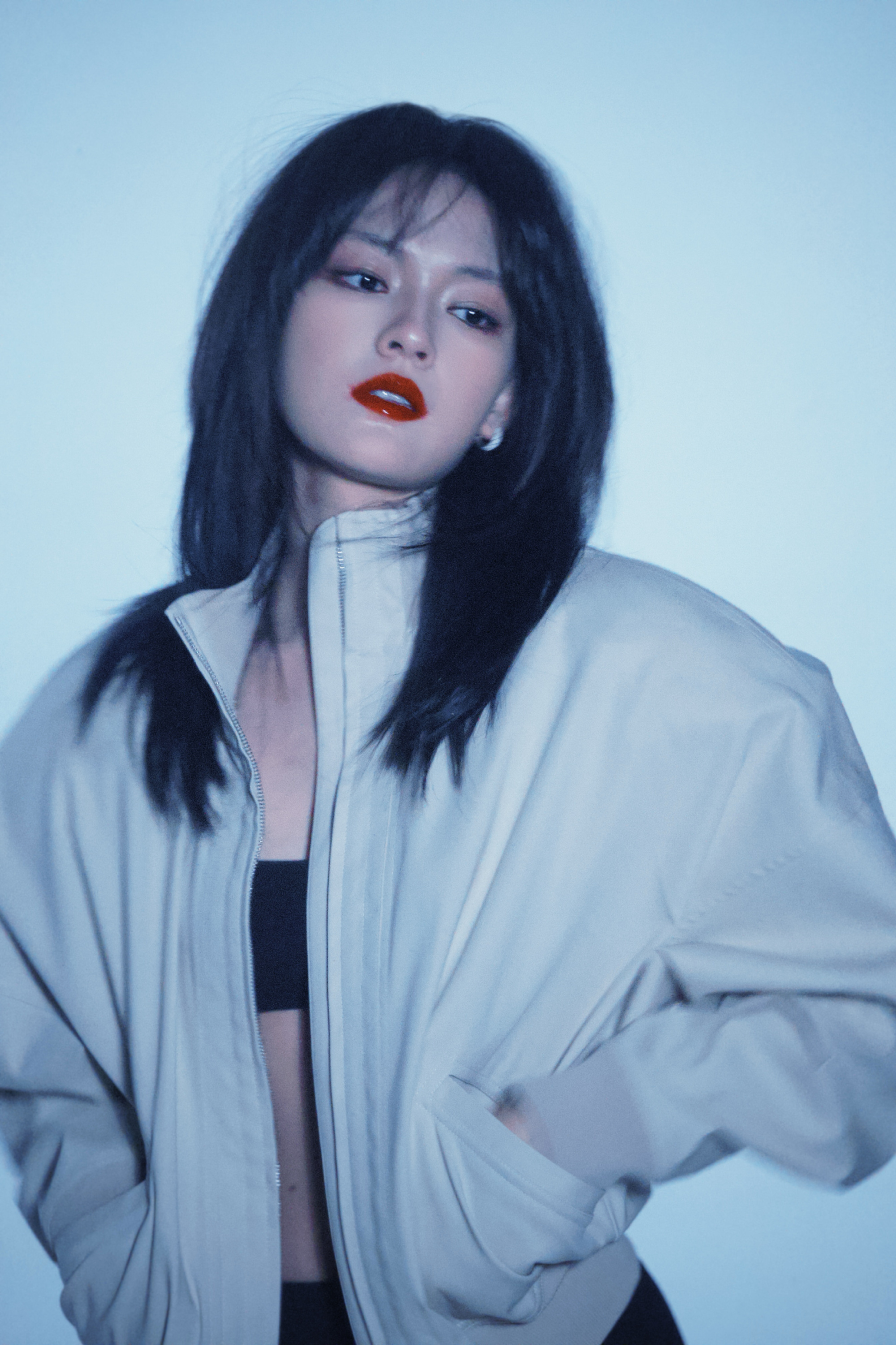 文淇清冷电影感氛围文淇清冷电影感氛围照片文淇新照片释出，浅蓝底色上衣+利落黑长直