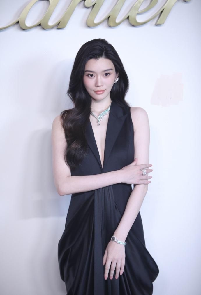最近奚梦瑶在出席时尚活动的时候穿了一件黑色的裙子，看上去高贵又迷人，确实是太美了