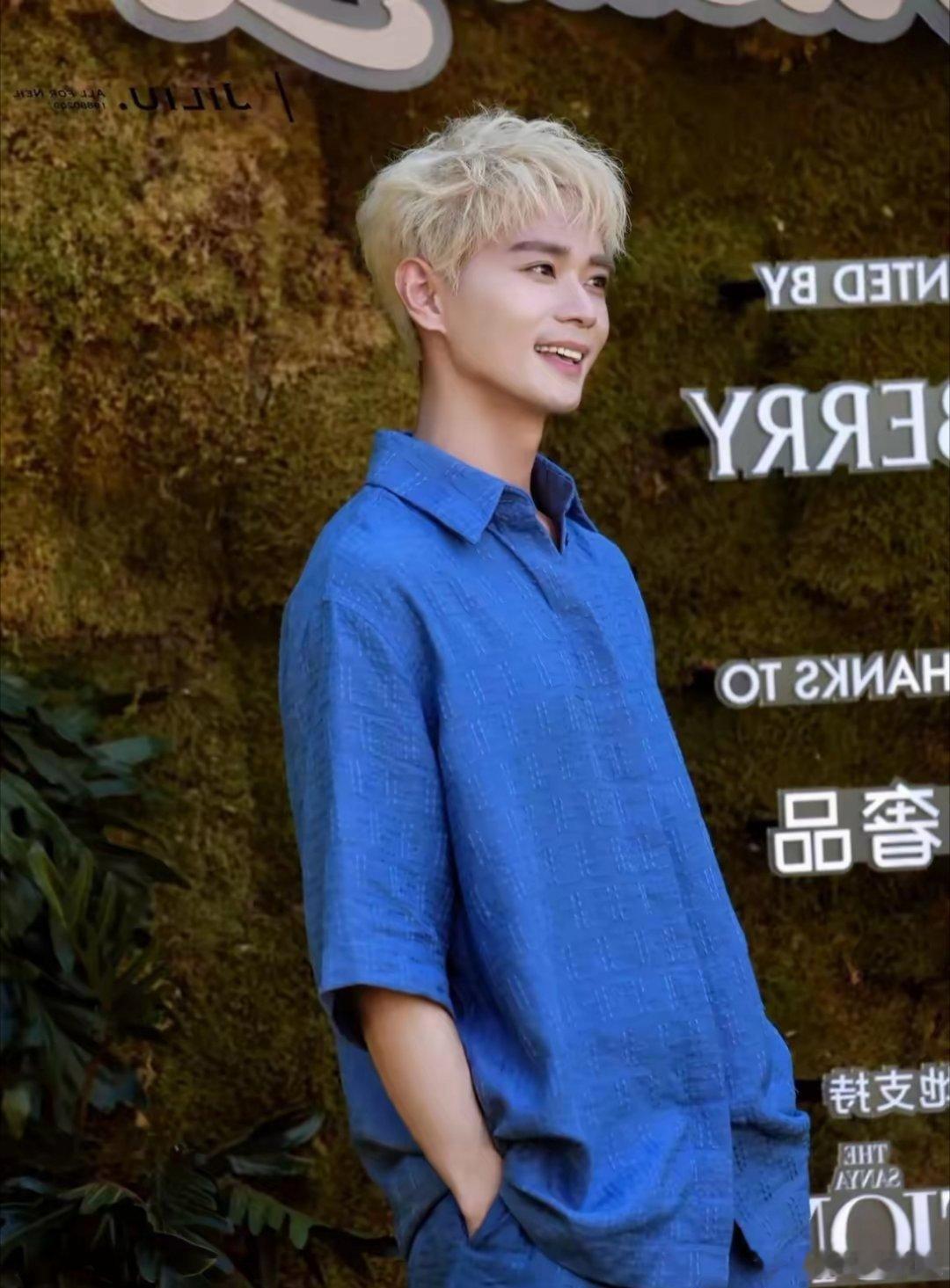 曹骏VOGUE红毯照，一头金发配上清澈的眼睛，被迷晕了 ​​​