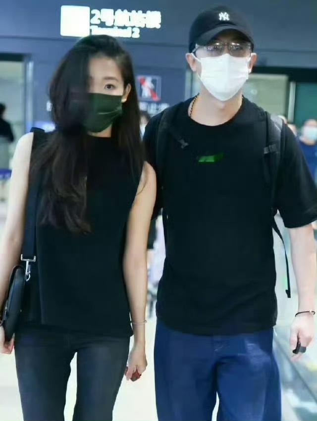 黄轩回应公开女友  ，瞬间被甜蜜包围。从公布恋情到现在，他们一直低调又幸福。 