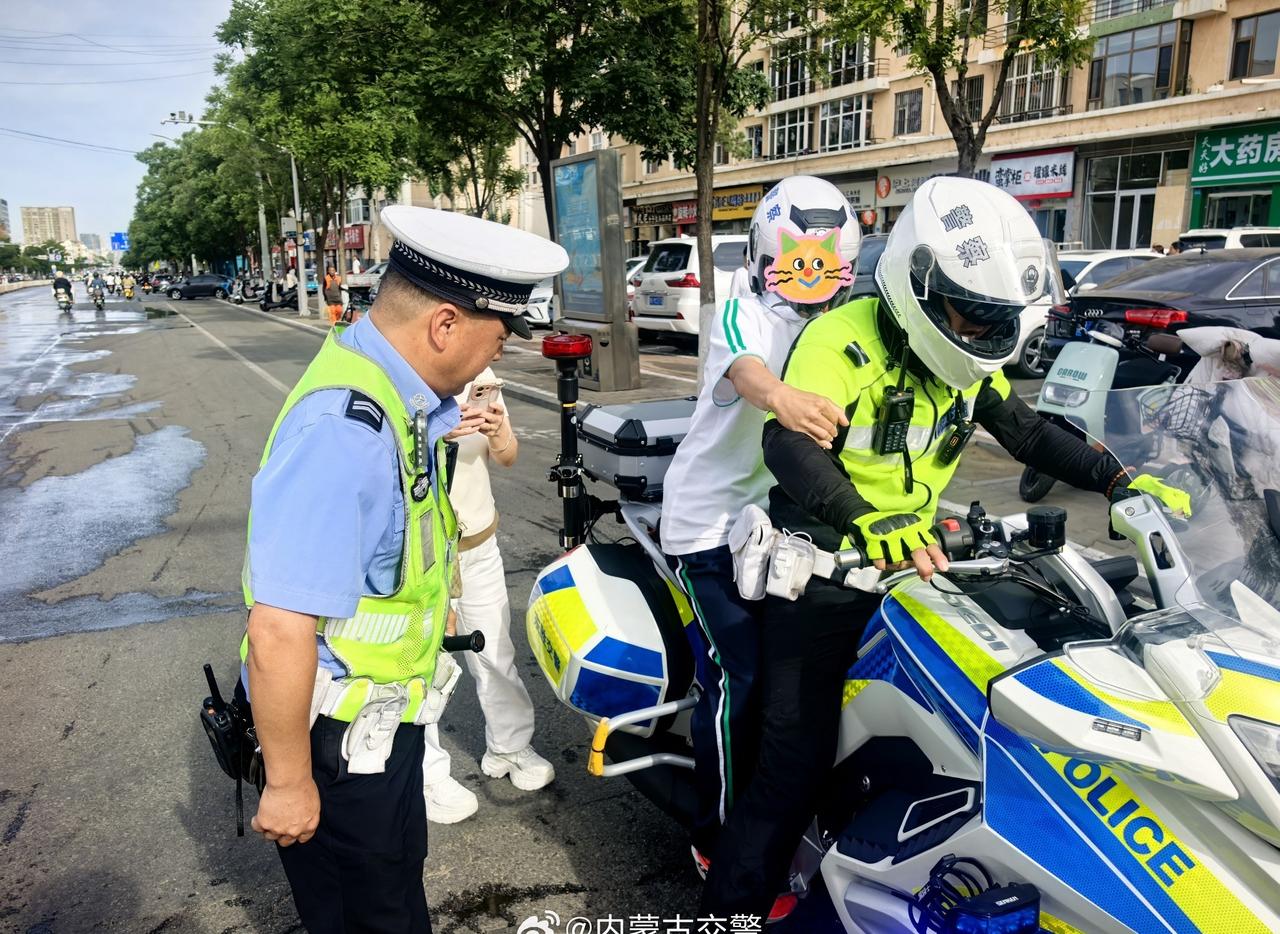 【考生赶考迟到交警火速驰援 温情护航逐梦路】
6月25日，正值鄂尔多斯市中考首日