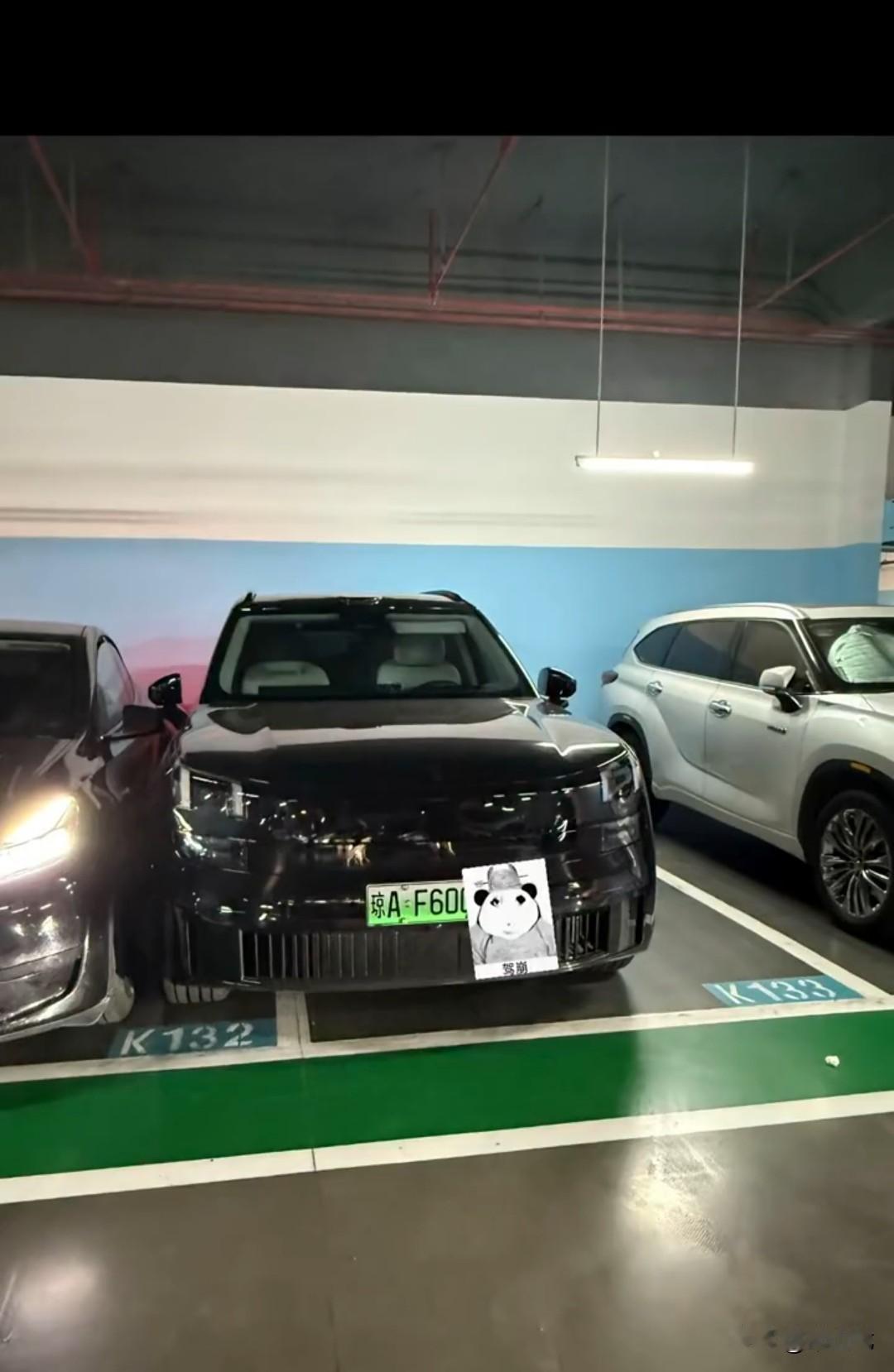 海口cdf国际免税城停车场，一女子因为自己驾驶的车辆车身宽大，担心停到车位上，旁