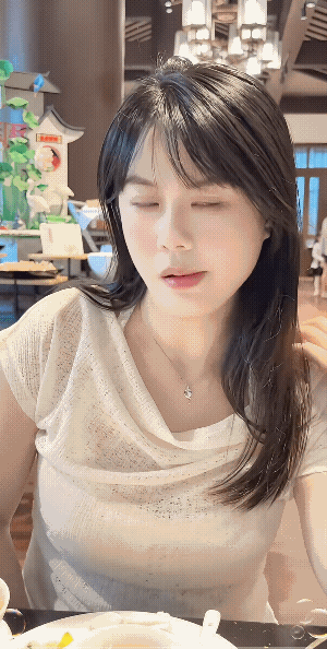 丈母娘量了一下女儿的胳膊，对面的男人看到后，给她的女人量了个大拇指。
此时此刻，