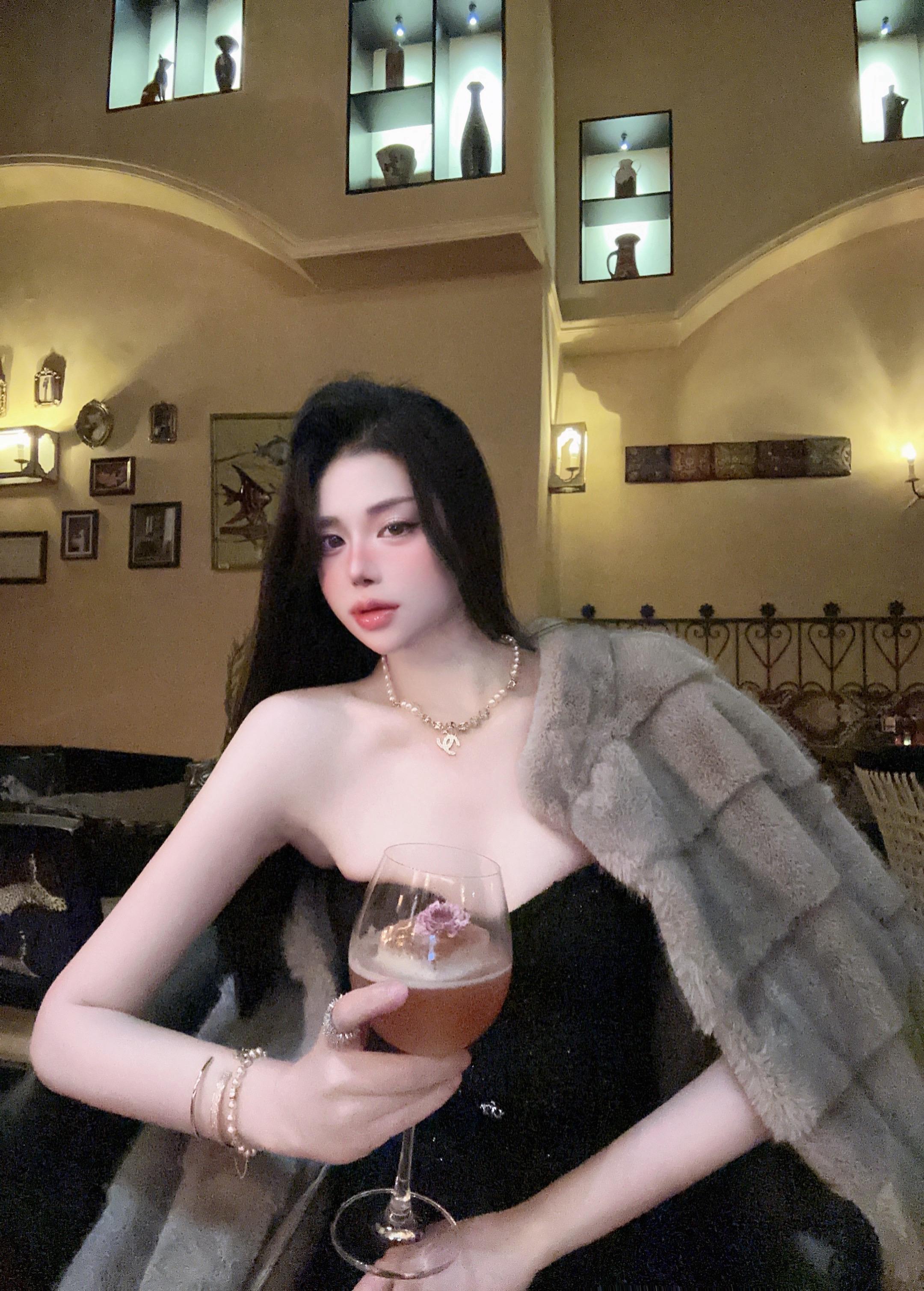 酒后艺术行为家… 艺术生让自己开心的方式有很多种  比如喝多…