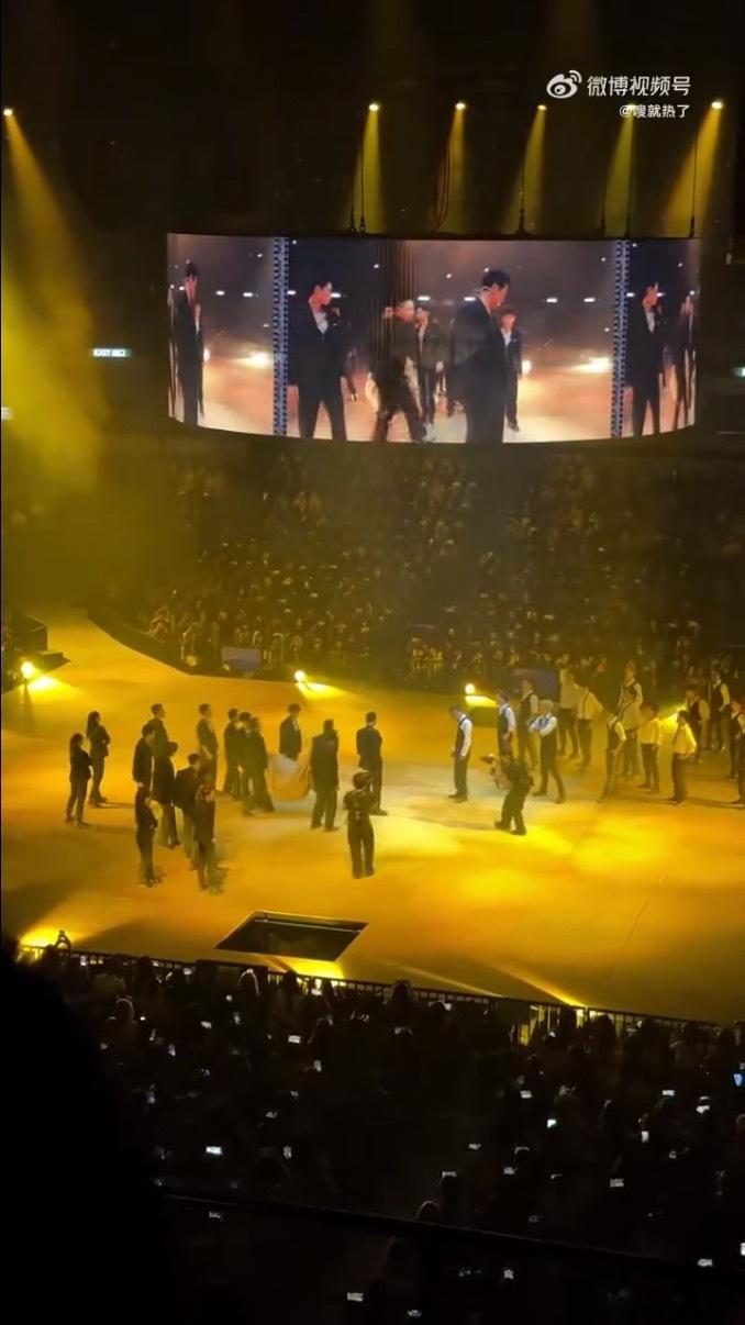 李昊演唱会出场被人套在麻袋里💡告别千篇一律的出场方式，李昊大胆尝试麻袋登场，独