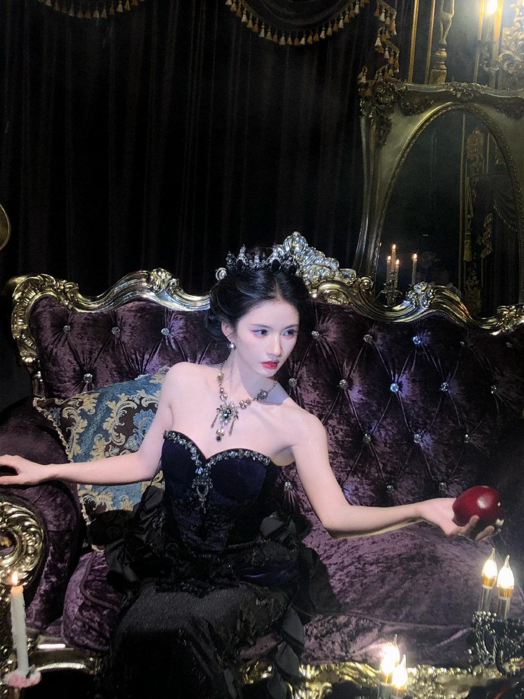刘些宁切到暗黑皇后大号了刘些宁坐后妈茶话会那桌谁能拒绝刘些宁的暗黑毒皇后！港迪造
