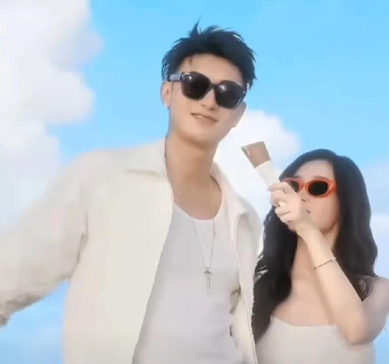 黄子韬引发热议！
7月14日，黄子韬突然引发了热议，起因是他在社交官宣了和徐艺洋