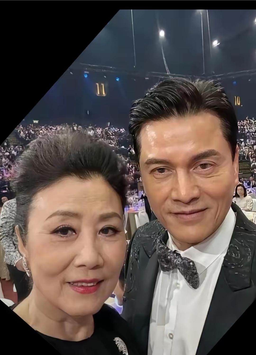 吕良伟和汪荃同框，两人相差8岁，可看起差不多，眼角周围都有了皱纹，不过和同龄相比