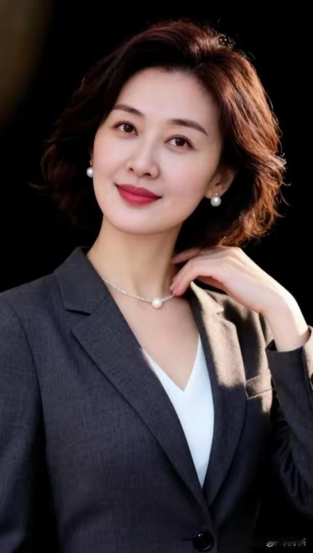看到一副有意思的对联呀，
上联“惬意诗书常在手”，
下联“抒怀文章蕴心中”，
对