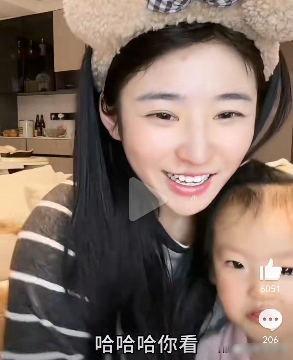 黄一鸣直播女儿哭着求抱抱，黄一鸣最近没热度了，让闪闪出马立刻上了热搜，她是懂得玩