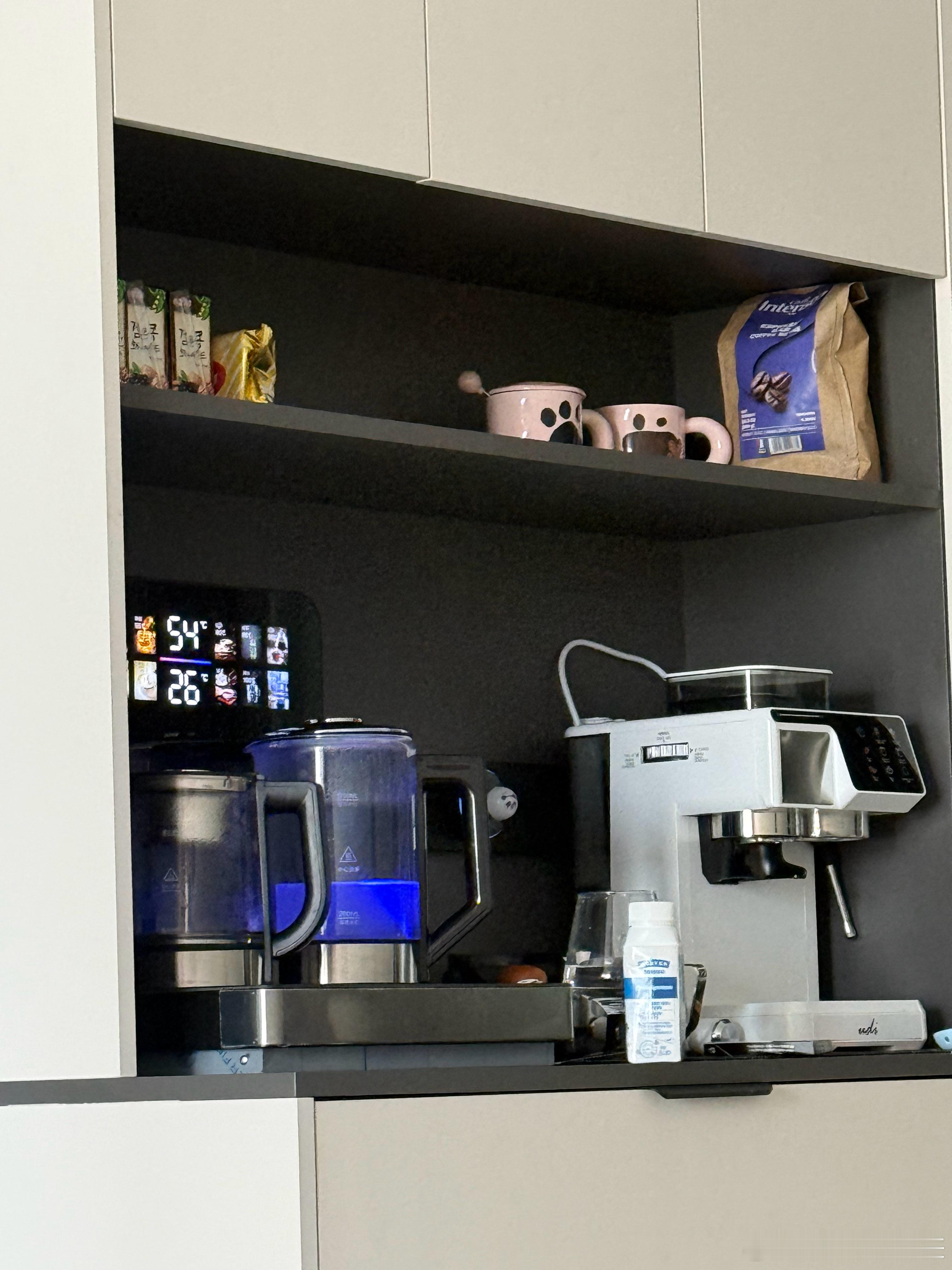 看网上说喝咖啡对心血管还有点保护作用，火速给自己安排了一个咖啡角但是吧，总感觉有