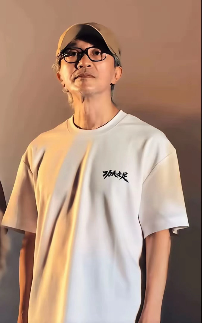 周星驰戴了整整七年口罩，天津影城他摘下，全场沉默了……周星驰戴口罩，差不多戴了七