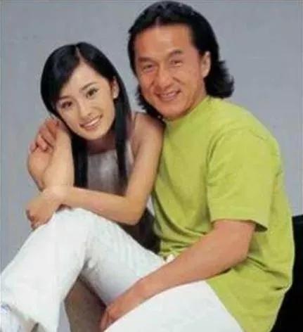 2003年，49岁的成龙和17岁的杨幂拍了一组广告。结钱时，成龙拿了50万，杨幂