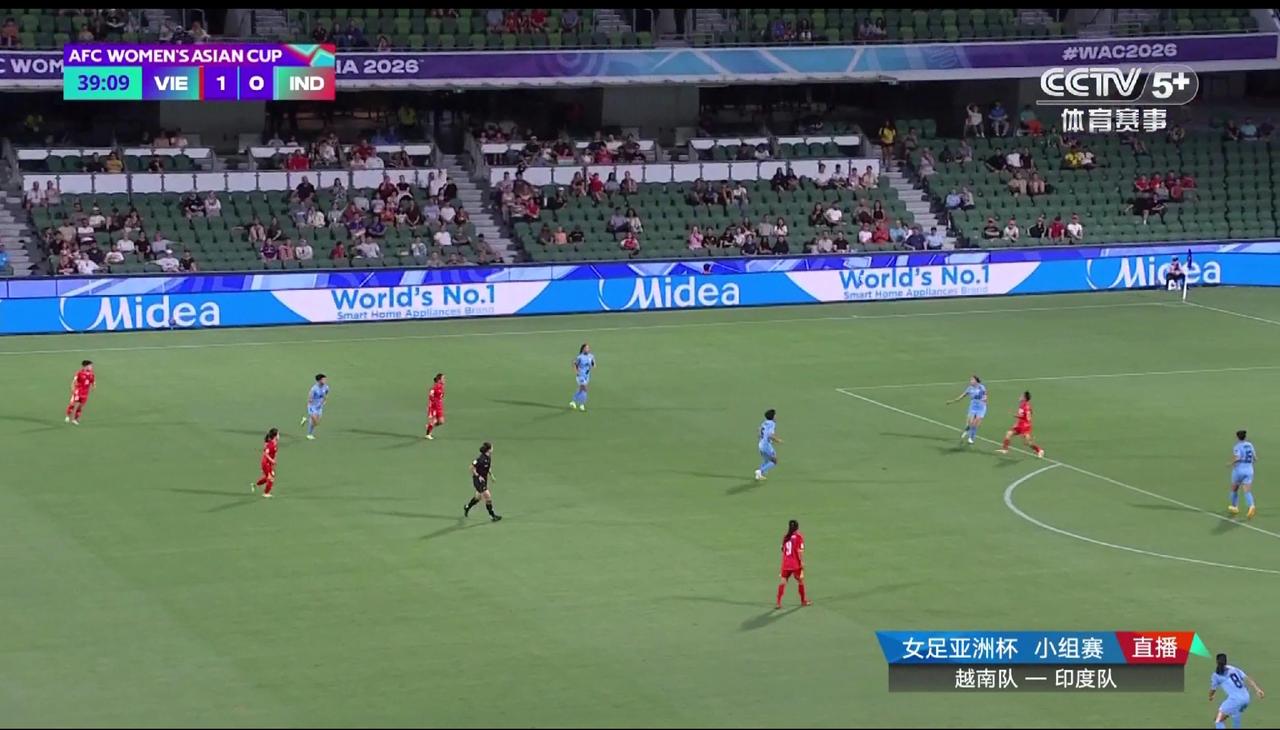 看了半场女足亚洲杯越南对阵印度的比赛，越南队的这帮小姑娘踢得真不孬，虽然身体条件