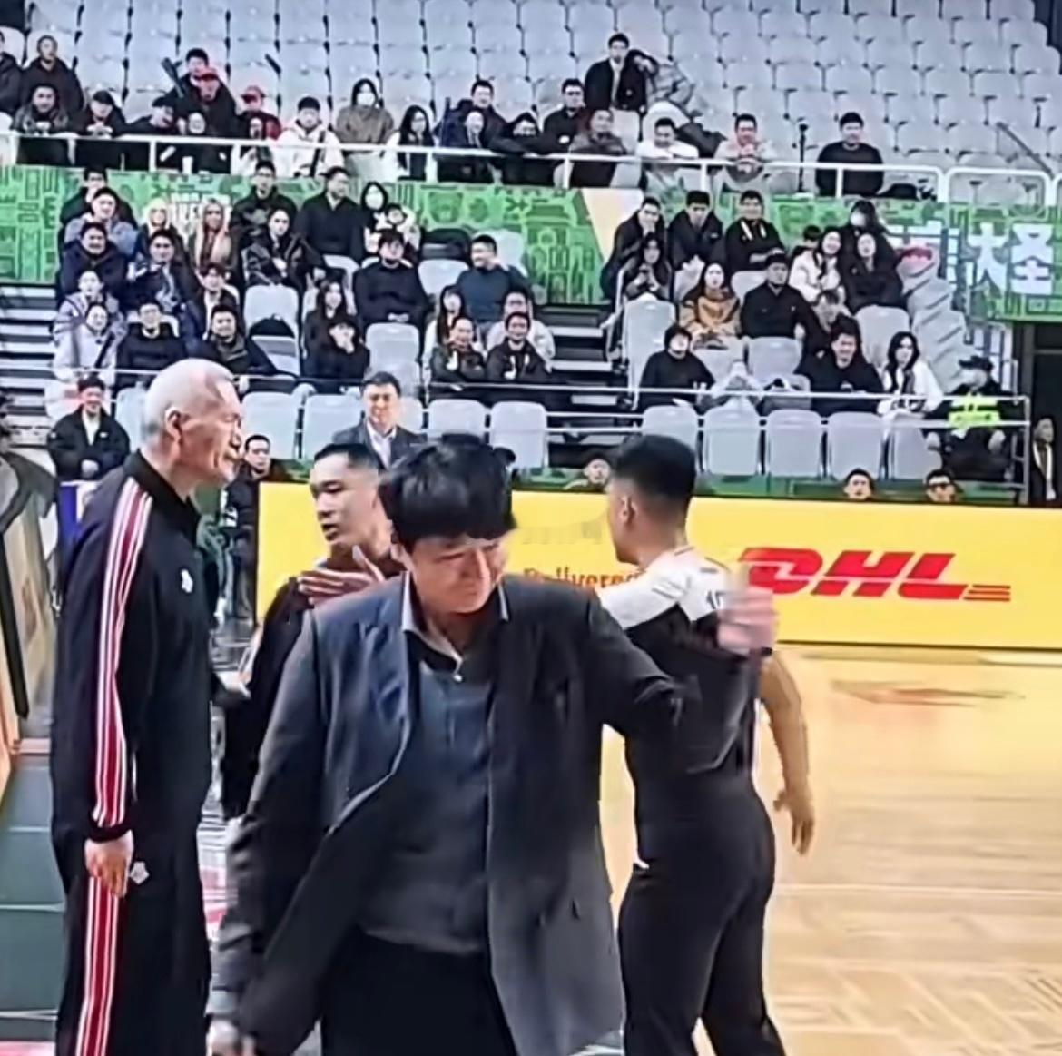 又看了一遍CBA山东高速男篮客场对阵南京同曦的比赛，CBA的篮球裁判真的需要提升