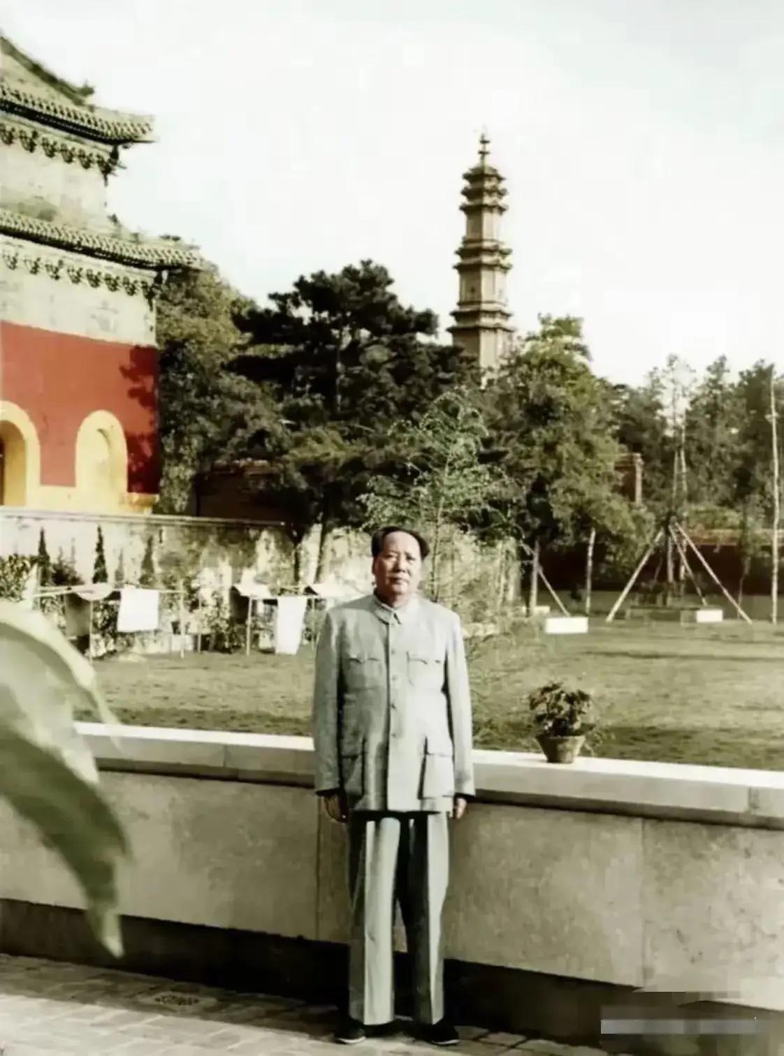 这是哪里？当年看上去风景挺漂亮，感觉像处寺庙，方塔旁的建筑修的挺庞大，网上也没看