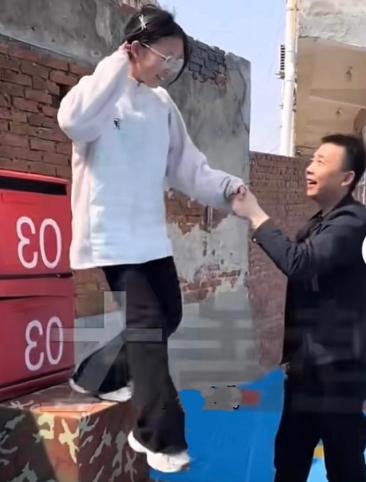 近日，河北一位校长，他让女学生站在楼梯阶上，说“你拽我上去”，女生自然拽不动，可