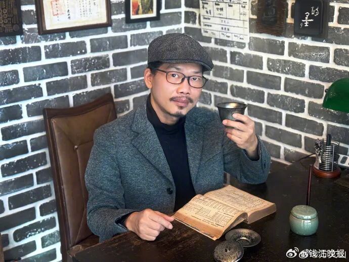 【方文山发文：男性友人散播不实传闻】#方文山发文回应出轨# 今早，网络上#曝方文