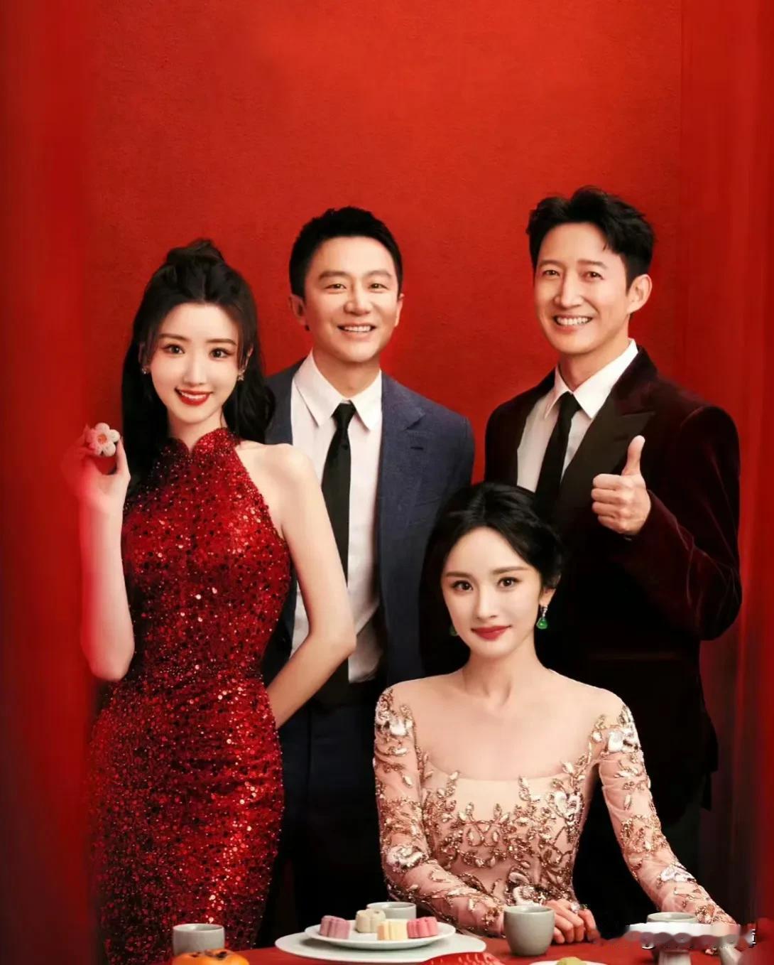豪门兄妹即视感～杨幂和毛晓彤就像是大家族的姐妹花，长姐杨幂气质御姐，掌握家族重要