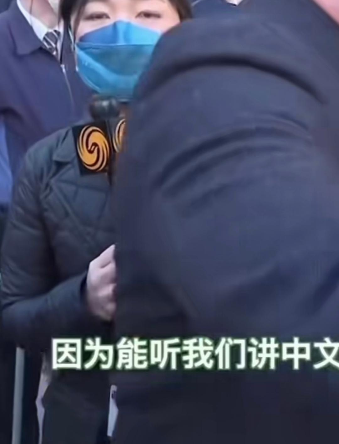 真的太嚣张了！
最近，有凤凰记者在日本街头报道时，仅因开口说了中文被当地人听见，