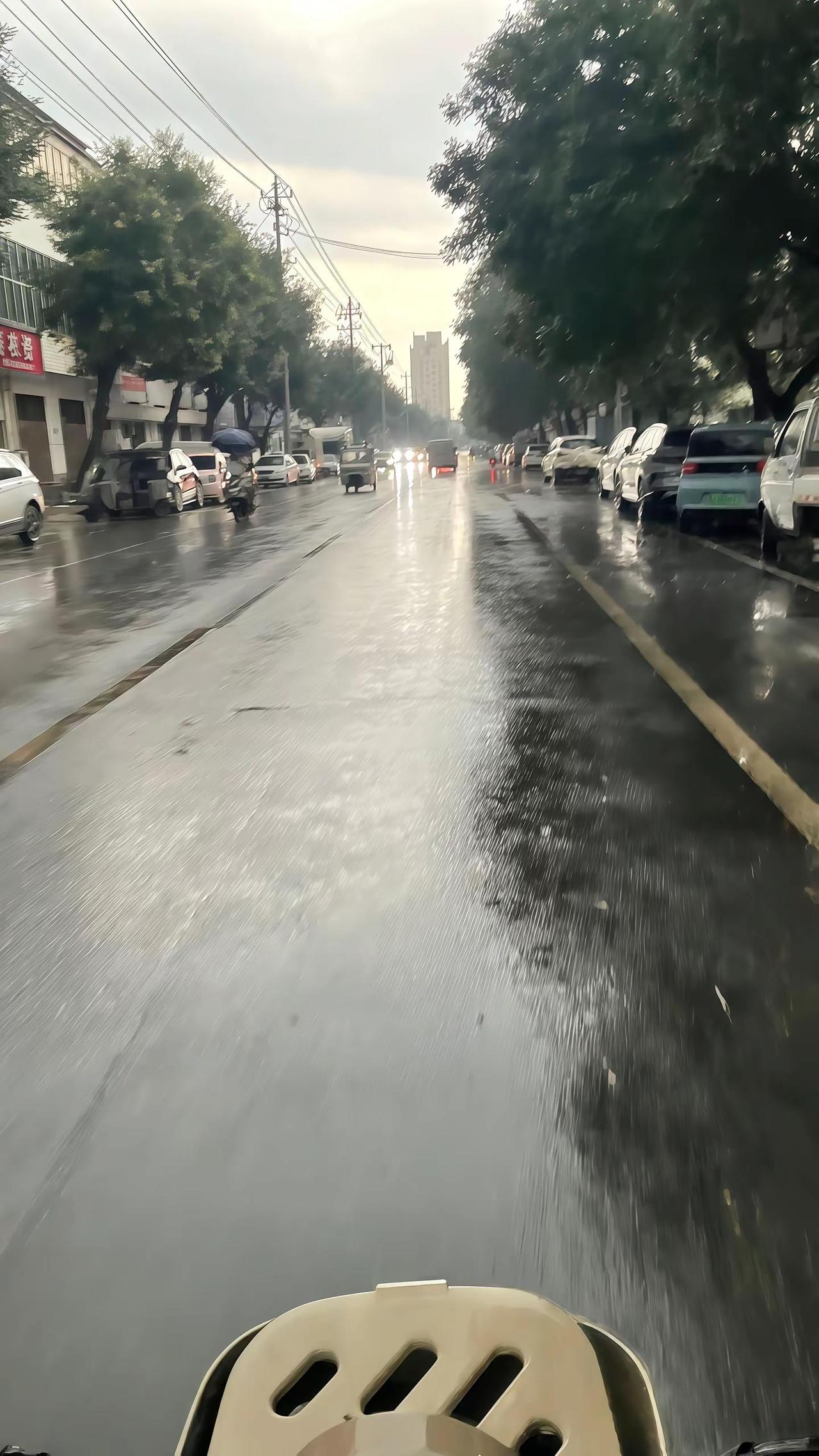 幸好我男朋友不爱我 要不然下雨天又要麻烦他了