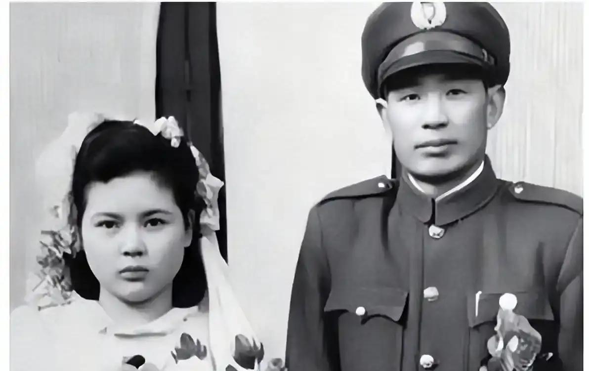 1978年，重庆江津白沙镇一名农妇正在喂猪，几辆轿车突然到访，来人告知她拥有数百