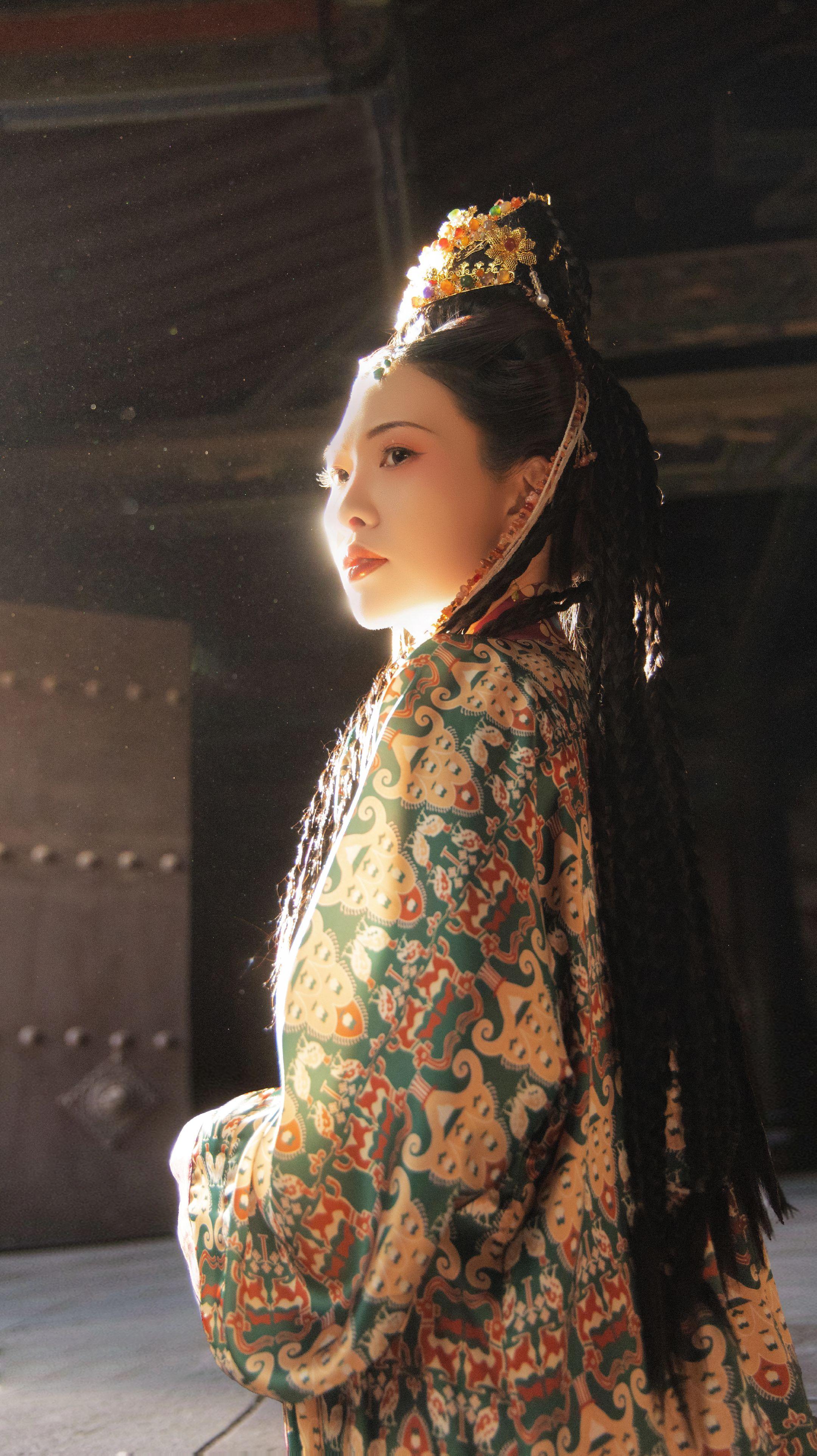 我本该命途齐天。摄影：   妆造