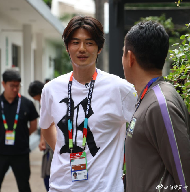 世界杯 “神秘嘉宾”造访瓜达拉哈拉，他是谁呢？原来是韩国昔日的任意球大师——奇诚