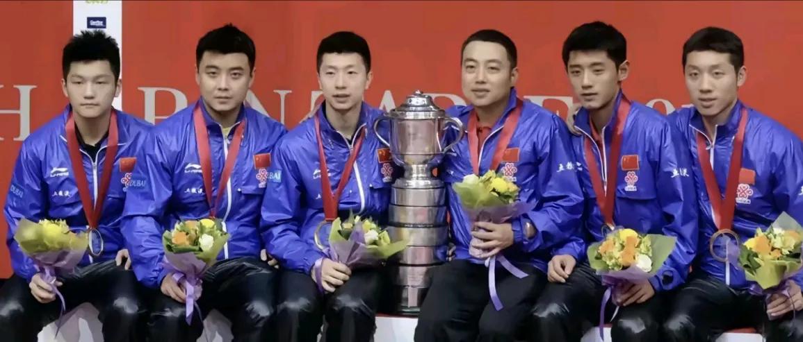 2016年里约奥运会后留下的温馨一幕。

这张照片里的樊振东看着还很小，一脸的青