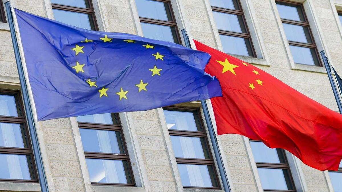 中欧近期的相互管控措施出现极具反差的局面，双方都开始借鉴对方的发展与博弈思路。欧