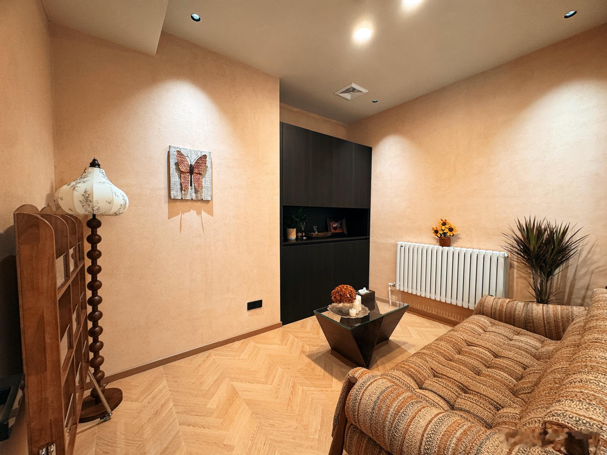 这个办公环境绝了彭小苒还招人吗？彭小苒手指被门夹伤