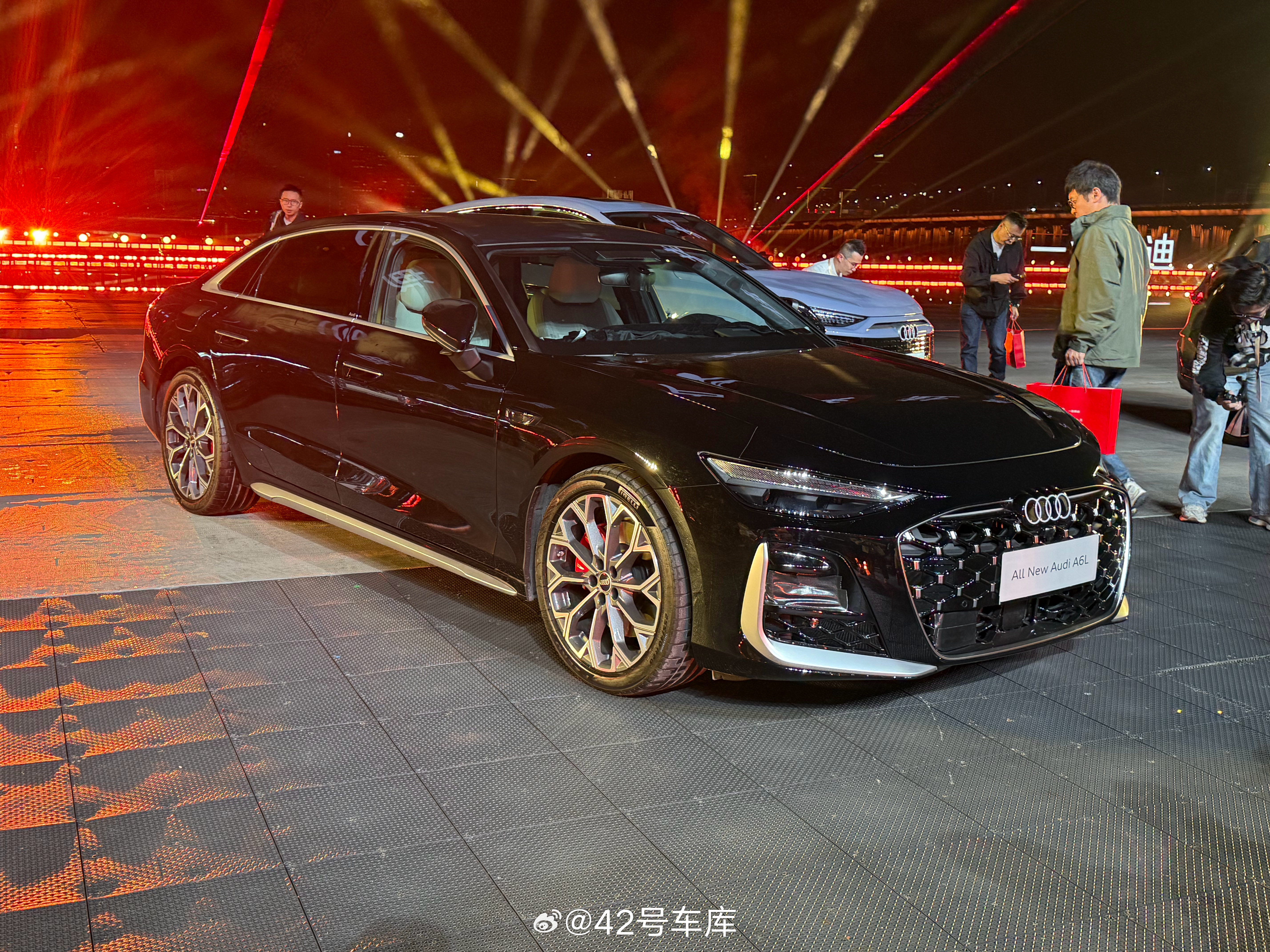 近距离看一下全新 A6L，不知道为啥摄像头和激光雷达都用黑胶带贴起来了…42ho