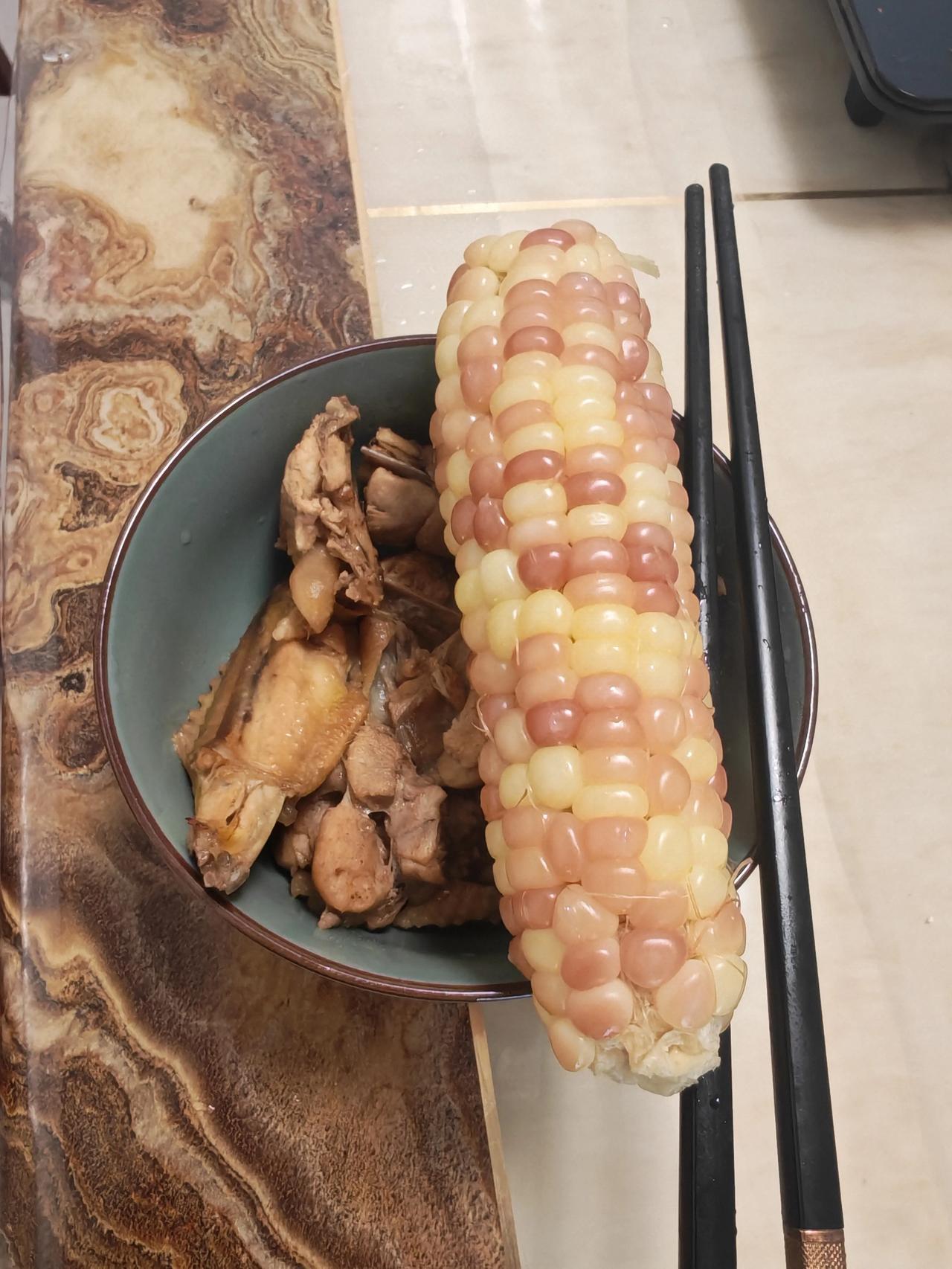 家常烟火餐，软糯花糯玉米配卤土鸡，好吃又滋补
 
这一锅家常简餐氛围感满满，色泽