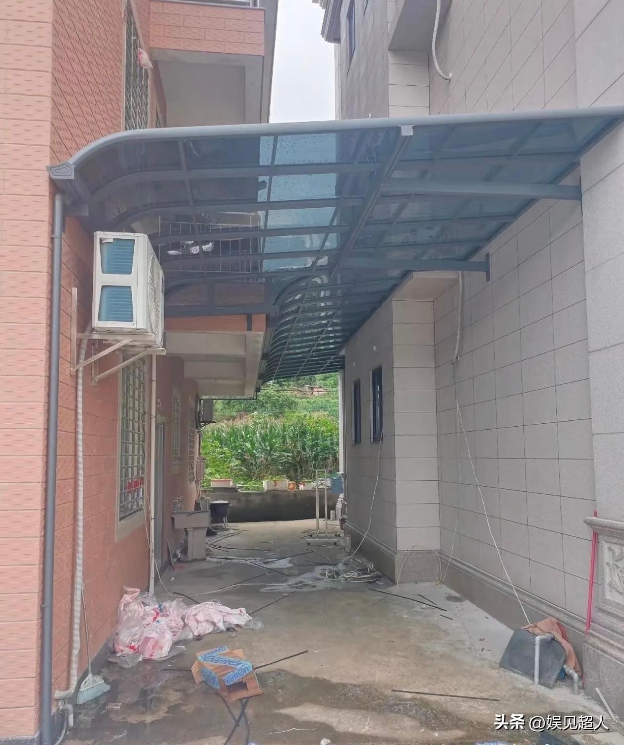 这雨棚装得是真有水平，说一句“中国好邻居”绝对不过分。

你看人家这格局，换作一