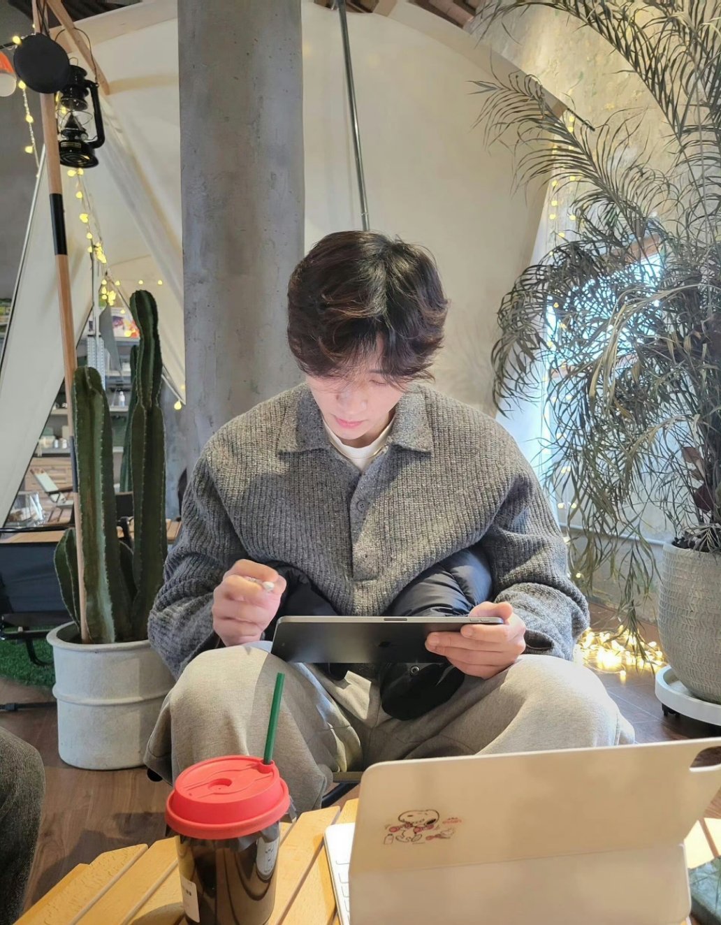 丞磊画画丞磊是有美术功底的，综艺《任意门》里，就看过他展现这方面的才艺，温柔又有