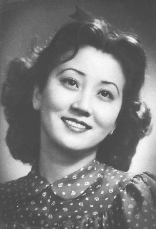 2012年，蒋英在北京逝世，葬礼十分隆重，她的遗体上覆盖着鲜红的党旗，可是，却有